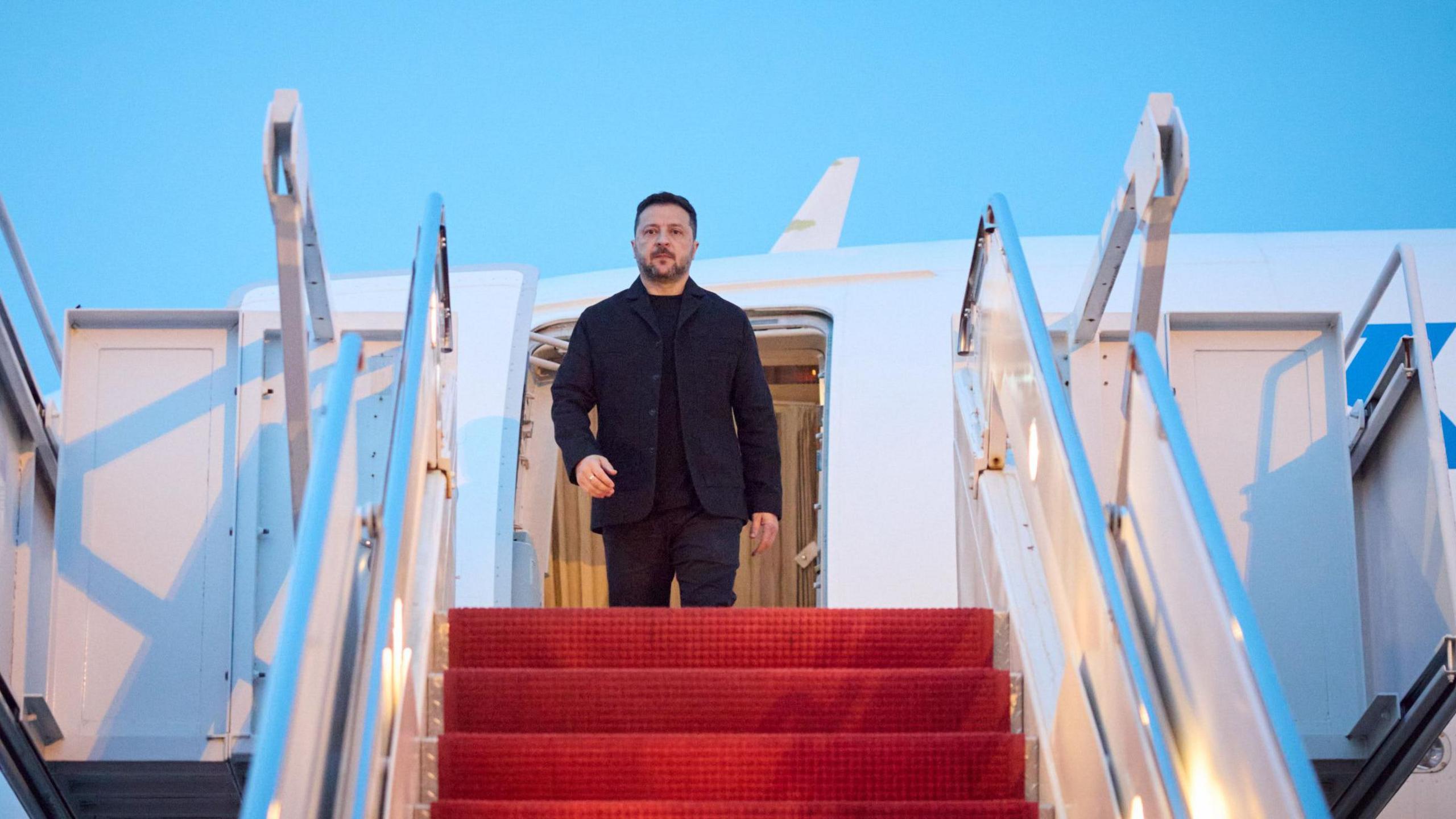 Zelensky Targets Trump on Air Defenses During Washington Visit