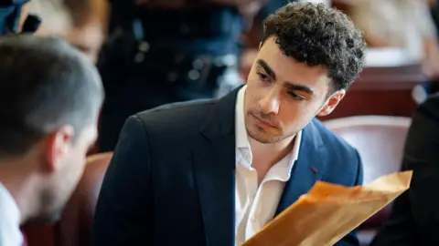Mangione’s Lawyers Pull Back Psychiatric Defence in State Murder Trial