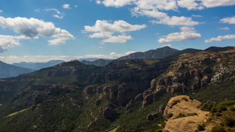 British Man Dies After Paragliding Accident in Spain's Catalonia