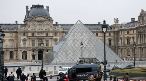 Five Additional Suspects Arrested in Louvre Jewelry Heist