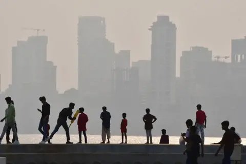 India's Dimming Sun: The Impact of Air Pollution on Sunshine Hours
