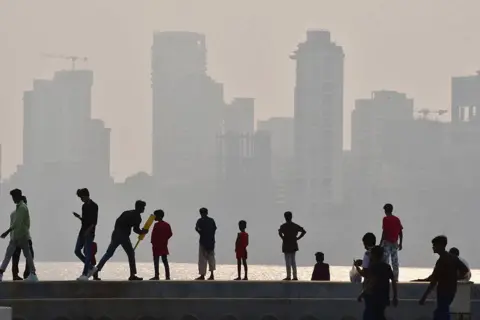 India's Dimming Sun: The Impact of Air Pollution on Sunshine Hours