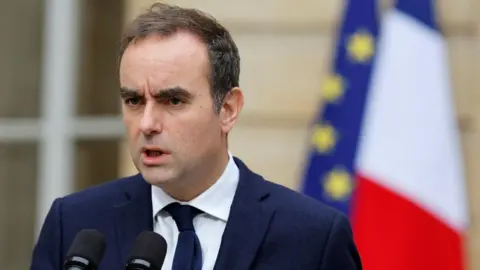 French Political Turmoil: PM Lecornu's Last-Ditch Efforts to Avoid Election Chaos