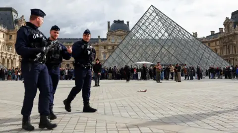 New Developments in Louvre Museum Jewellery Heist: Four Arrested