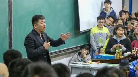 Controversial Chinese Education Influencer Zhang Xuefeng Passes Away