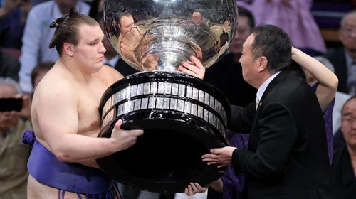 Ukrainian Sumo Wrestler Aonishiki Triumphs as Champion in Japan