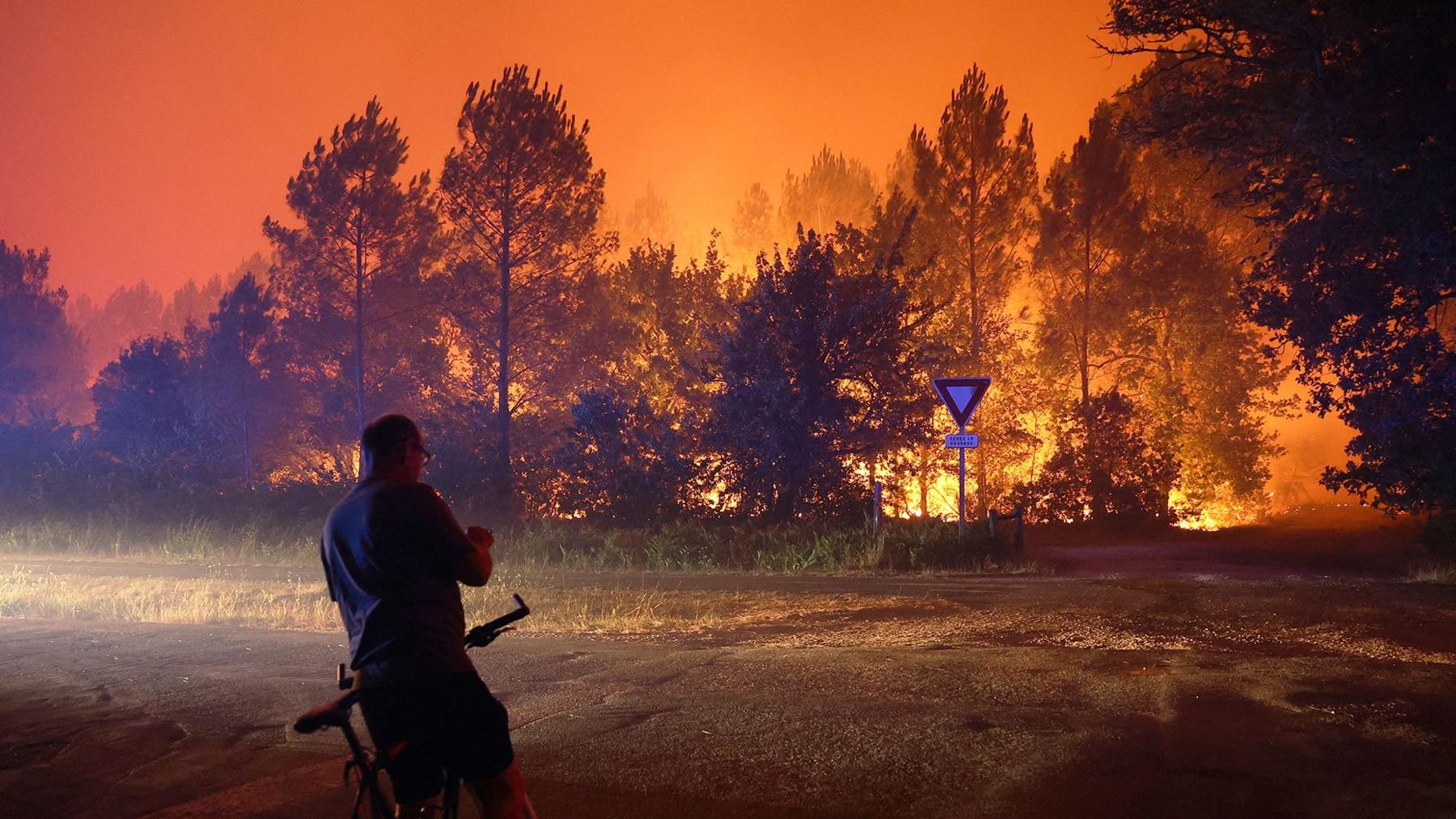 France Evacuates 12,000 in Wildfire Blitz; Two Firefighters Killed
