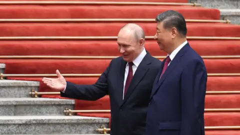 Xi Jinping Welcomes Putin, Highlighting China's Diplomatic Shift