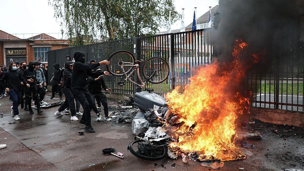 Over 400 Students Arrested as France’s Nationwide School Protests Escalate