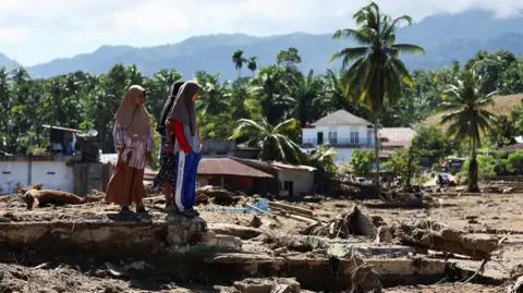 Indonesia Floods Death Toll Surpasses 600 Amid Ongoing Rescue Efforts