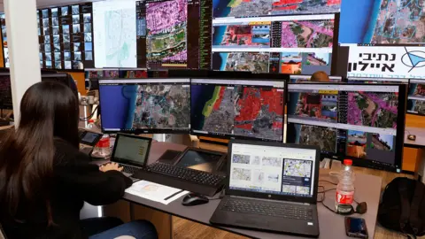 Navigating Turbulent Skies: How Passenger Planes Operate Amid Conflict