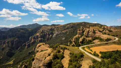 British Paraglider Kills in Catalonia Mountain Accident