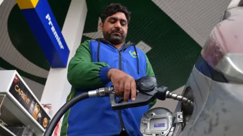 Oil prices fall as Pakistan brokers US‑Iran deal