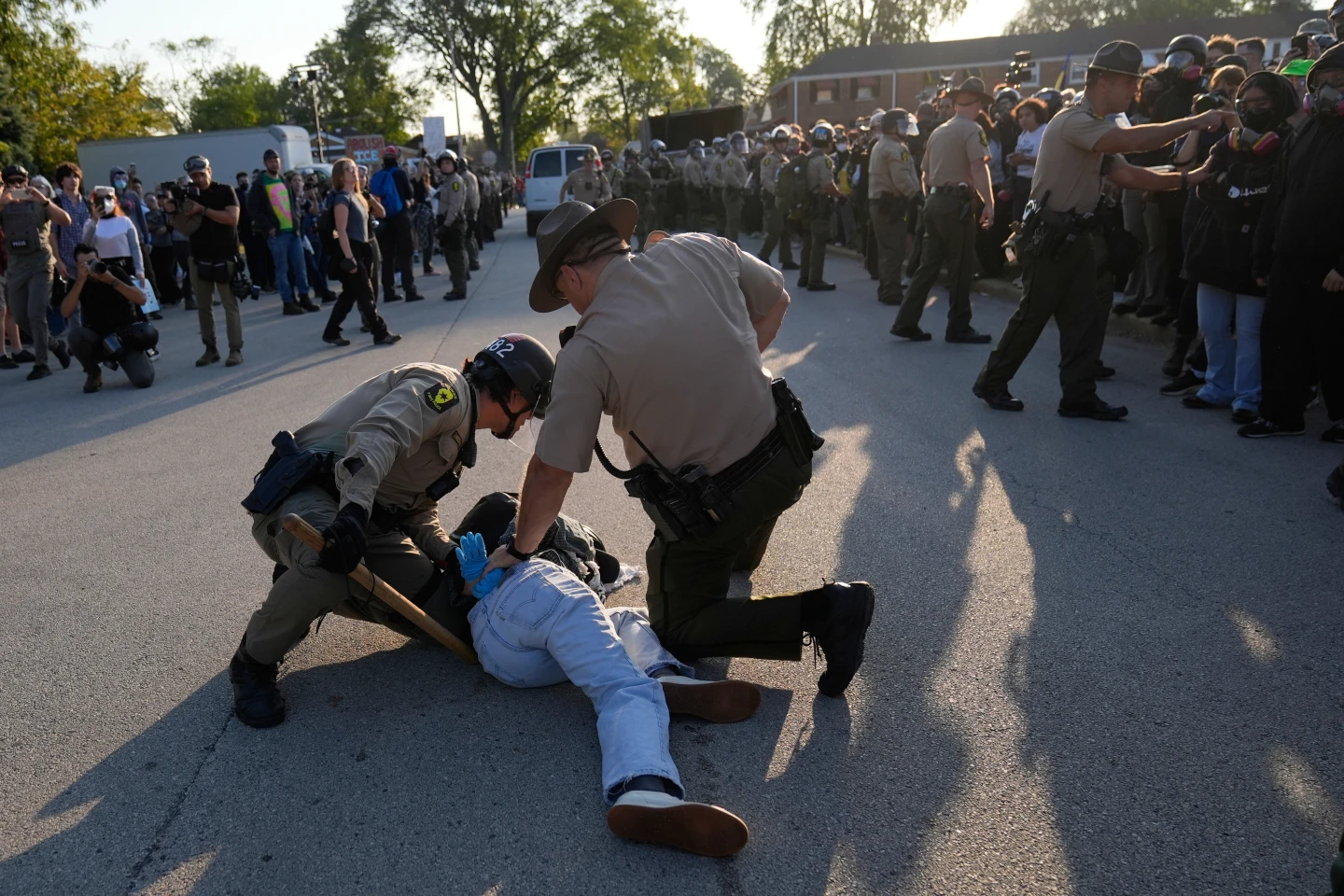 Protests Intensify Near Immigration Facility as Federal Agents Make Arrests in Broadview, Illinois