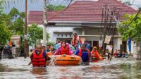 In recent days, southern Asia has been devastated by severe flooding due to torrential rains and tropical storms, leading to approximately 700 fatalities across Indonesia, Thailand, Malaysia, and Sri Lanka. As search and rescue operations continue, many remain unaccounted for and thousands are displaced, with reports of homes and infrastructures severely damaged.