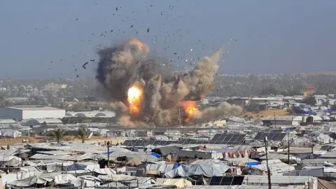 Israeli Air Strikes Result in Heavy Casualties in Gaza, Death Toll Reaches 32