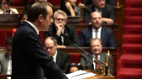 French PM Proposes Suspension of Pension Reform Amidst Votes of No Confidence