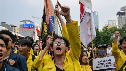 Jakarta Students Storm Streets Over Wasteful Spending, Fuel Hikes, and Free Meals Program