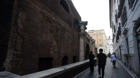 Tragic Fall: Japanese Tourist Dies at Rome's Pantheon