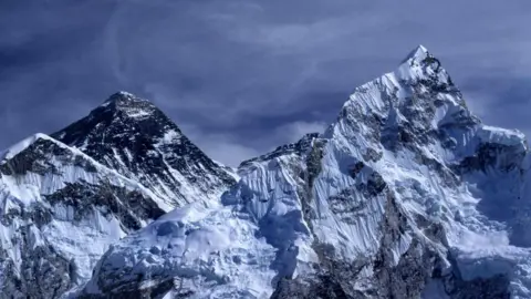 Crisis on Mount Everest: Nearly 1,000 Trapped by Snowstorm