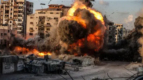 Israeli Forces Advance Towards Gaza City Amid Growing Fears of Urban Combat