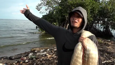 Venezuelan Fishermen Fear for Their Lives Amid US Military Strikes
